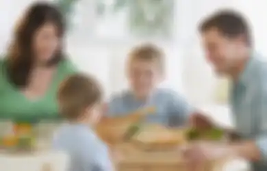 Jangan Bosan Mengajak Anak Makan Bersama di Rumah Setiap Hari, Manfaatnya Besar Sekali Lho...