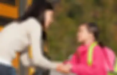Anak Terlihat Cemas di Hari Pertama Sekolahnya? Atasi Lewat 4 Cara Ini