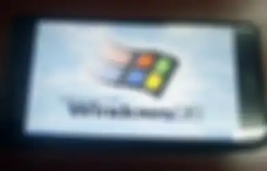 Programer Asal Tiongkok Berhasil Install Microsoft Windows 98 di iPhone 6 Plus