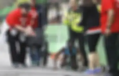 Pantang Menyerah, Pelari Maraton Ini Merangkak Demi Menggapai Finish