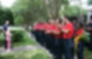 Pasukan Pemadam Kebakarani Memberikan Kejutan Ulang Tahun Untuk Seorang Lansia Berusia 100 Tahun