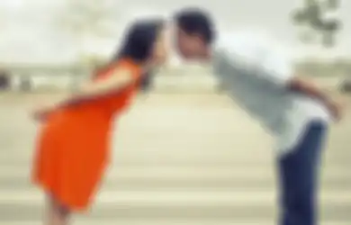 9 Tingkah Ganjil Saat Jatuh Cinta