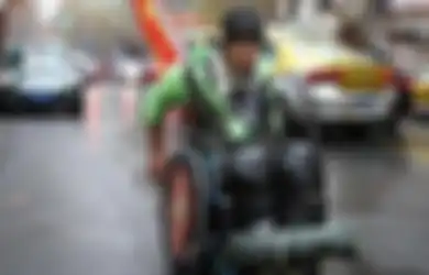 Hebat! Meski Lumpuh, Pria Ini Jelajahi China Gunakan Kursi Roda