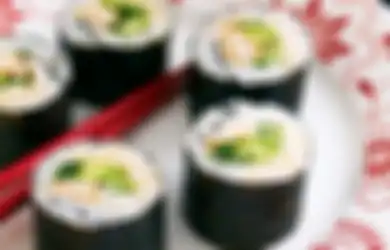 5 Makanan Tak Terduga yang Dapat Merusak Kulit Kita, Salah Satunya Sushi Loh