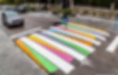 Seniman Bulgaria Ini Mengubah Zebra Cross yang Membosankan Jadi Ceria dan Penuh Warna