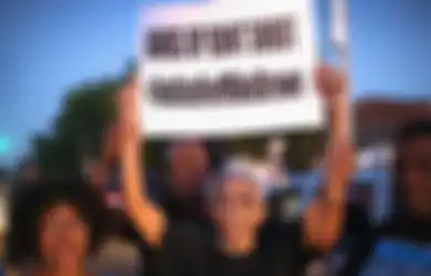 Kerusuhan di Ferguson: Saat Petugas Polisi Kulit Putih Bebas dari Hukuman Setelah Menembak Mati Remaja Kulit Hitam