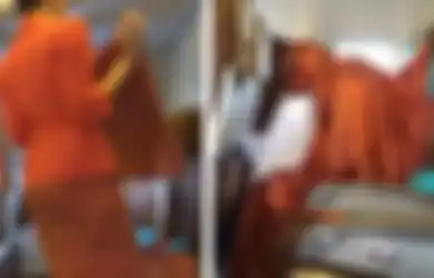 Pramugari Salat dalam Pesawat, Beragam Pujian Meluncur