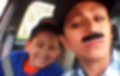 Ibu Tunggal Ini Memakai Kostum Laki-laki agar Bisa Menemani Anaknya di Acara Sekolah Khusus Ayah