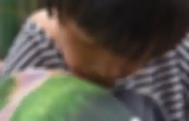 Perempuan Penderita Cerebral Palsy ini Merajut Kristik Menggunakan Mulutnya