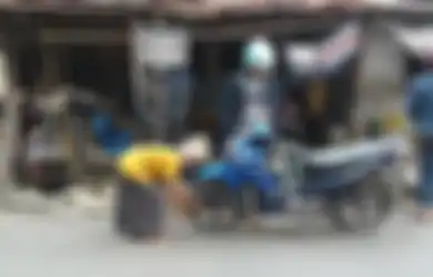 Meski Sudah 73 Tahun, Nenek Sudarmi Masih Ulet Menjadi Tukang Tambal Ban