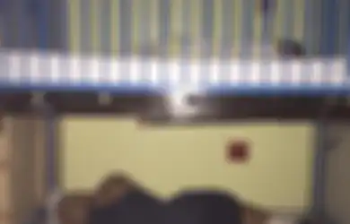 Ayah Ini Tertidur di Bawah Kotak Bayinya di Rumah Sakit dan Membuat Netizen Terharu