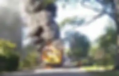 Sopir Heroik Ini Selamatkan 20 Anak-anak dari Bus yang Terbakar Hebat