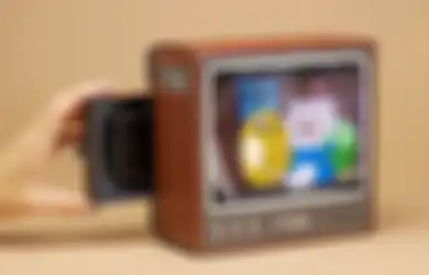 Dengan Alat Ini, Layar Ponsel Bisa Diubah Jadi Televisi Jadul yang Retro