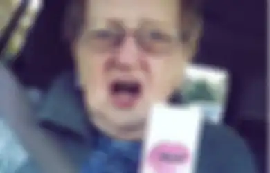 Berkenalan dengan Grandma Lill yang Diklaim sebagai Blogger Kecantikan Tertua di Dunia