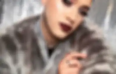 Inilah Pria Pertama yang Menjadi Bintang Iklan Produk Maskara Milik Maybelline