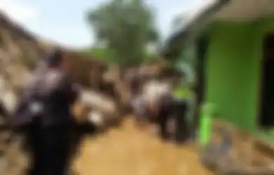 Banjir Bandang Garut, Kisah Mimin dan Anaknya yang Lima Jam Bertahan di Atap Rumah