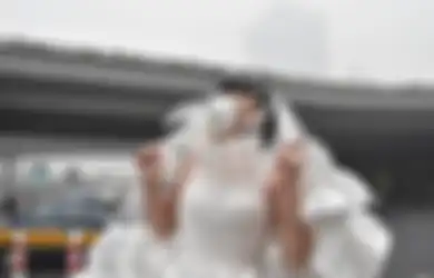 Seniman Beijing Ini Membuat Gaun Pengantin dari Masker sebagai Protes Polusi Udara