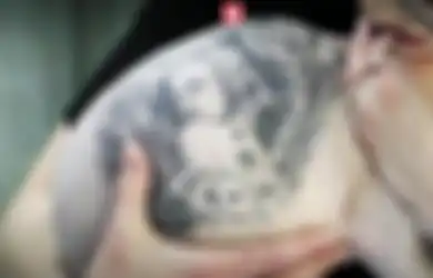 Menorehkan Tato pada Badan Kucingnya, Seniman Ini Dihujat oleh Netizen