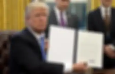 Untuk Cegah Penembakan Massal, Donald Trump Berencana Mempersenjatai Guru Sekolah