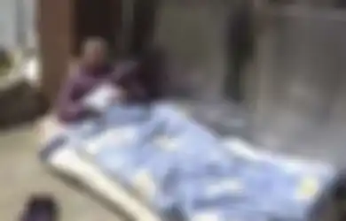 Sungguh Keterlaluan, Pria Ini Kunci Ibunya di Luar Rumah Hanya Karena Masalah Uang