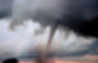 Badai Tornado Tepat Berada di Belakang Rumah, Pria Ini Malah Lakukan Hal yang Bikin Istrinya ‘Jantungan’