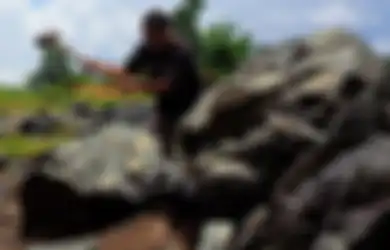 Ibu 8 Anak Ini Terus Bekerja Menjadi Pemecah Batu Agar Anak-anaknya Bisa Terus Sekolah