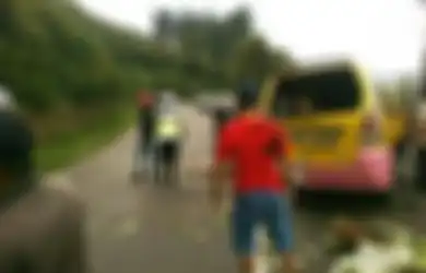 [Foto] Lagi, Kecelakaan Maut di Jalur Puncak, Kali Ini 12 Orang Meninggal Dunia