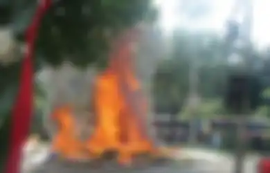 Dianggap Mengotori Ibukota, Bunga Untuk Ahok Dibakar Buruh