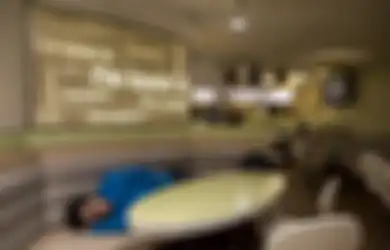 9 Foto Menyedihkan Para Tunawisma Hong Kong yang Harus ‘Numpang’ Tidur di McDonald’s