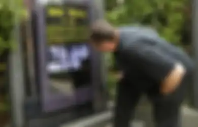 Wow, Ada Batu Nisan Digital dengan Layar Sentuh yang Interaktif! Bahkan Bisa Memutar Video