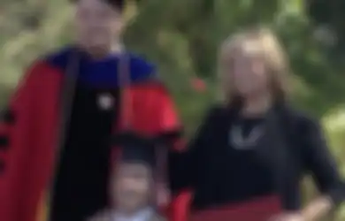 Ibu Ini Ikut Mendapat Gelar Master saat Anaknya yang Lumpuh Diwisuda. Alasannya Bikin Haru