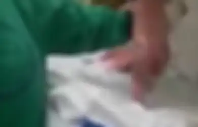 (VIDEO) Ajaib! Bayi Ini Langsung Bisa Berjalan Hanya Beberapa Menit Setelah Dilahirkan
