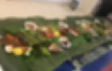 Makan Bersama di Atas Lembaran-lembaran Daun Pisang Ternyata Lebih Menyehatkan!