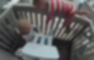 [Video] Lucunya Cara Si Kakak yang Mengajari Adik Balitanya Kabur dari Tempat Tidur, Bikin Gemes