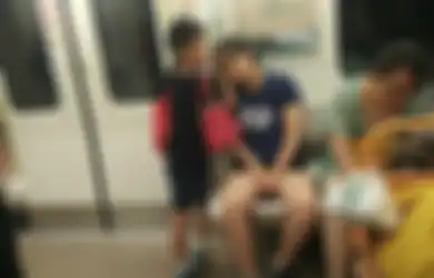 Mengharukan, Bocah Kecil Ini Rela Jadikan Tangannya Sebagai Bantal untuk Ibunya yang Tertidur
