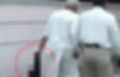 (VIDEO) Pria Ini Berjalan dengan Santai di Keramaian Kota Sambil Menjinjing Kepala Istrinya