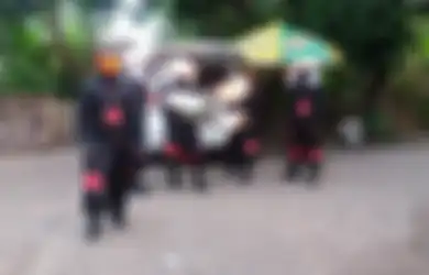 (VIDEO) Bukannya Membawa Senjata, Organisasi Akatsuki Ini Justru Menggendong Karung Beras untuk Zakat Fitrah