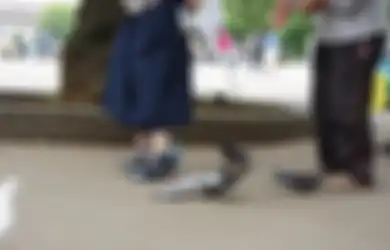Unik, Demi Mendekati Merpati, Seorang Perempuan Membuat Sepatu Berbentuk Merpati Pula