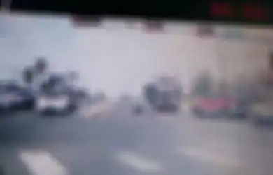 (VIDEO) Aduh, Seorang Balita Terlempar Keluar dari Mobil yang Sedang Melaju