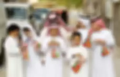 Warga Arab Saudi merayakan Idul Fitri.