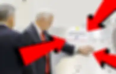 (FOTO) Gara-gara Menyentuh “Do Not Touch”, Wapres Ini Menjadi Serangan Meme