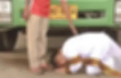Mengharukan, Anak Sopir Truk Itu Tak Sanggup untuk Tidak Bersujud di Kaki Sang Ayah saat Dirinya Dinyatakan Lulus