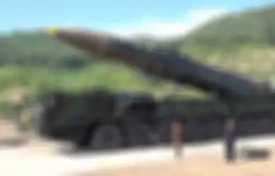 Kim Jong Un Tunggui Peluncuran Rudal dari Jarak Sangat Dekat Sambil Merokok. Gila atau Bodoh?