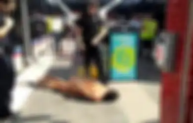 Di Stasiun Kereta, Pria Ini Telanjang dan “Menggila” Sembari Menyemprot Polisi Menggunakan Pestisida