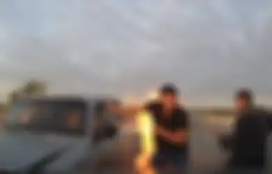 (Video) Aksi Heroik Sekaligus Dramatis para Pengguna Kendaraan Selamatkan Sopir dari Mobil yang Terbakar