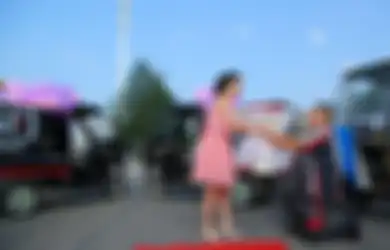 Unik, Pria Ini Melamar Pacarnya Dengan Iringan Bajaj dan Memasang Karpet Merah