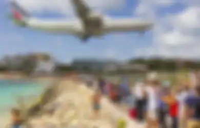 Sedang Asik Liburan, Turis Wanita Ini Tewas Karena Tersambar Semburan Mesin Jet Pesawat. Kok Bisa?