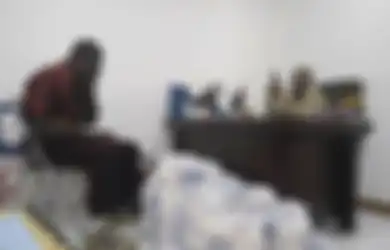 ‘Viral’: Guru Honorer Menangis saat Menuntut Hak Insentif Dihadapan Pejabat Diknas yang Sibuk Bermain HP