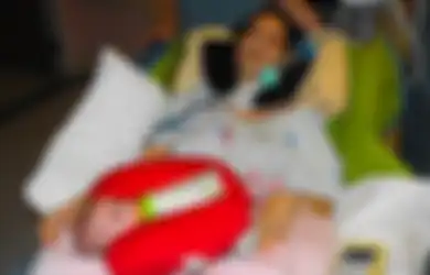 (Video) Lumpuh Total Setelah Melahirkan Hingga Tak Bisa Memeluk Putrinya, Perjuangan Ibu Ini Benar-benar Luar Biasa