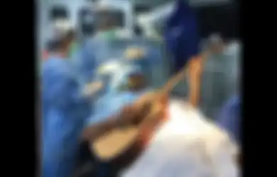 Jalani Operasi Otak Selama 4 Jam, Musisi Ini Tetap Memetik Gitar Tanpa Henti